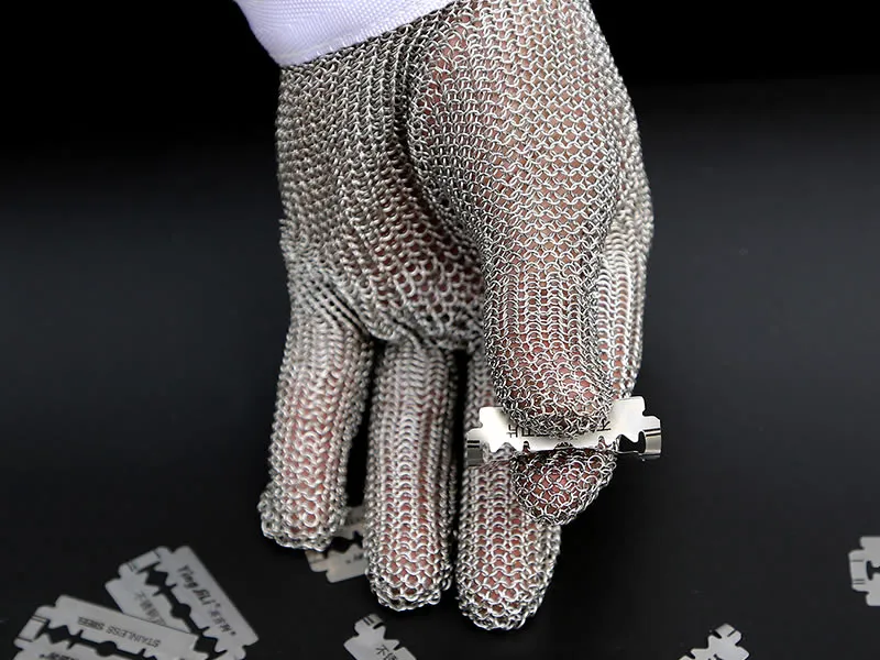 Five-fingers stainless steel mesh gloves with a white flexible wrist strap perform a good anti-cutting feature.