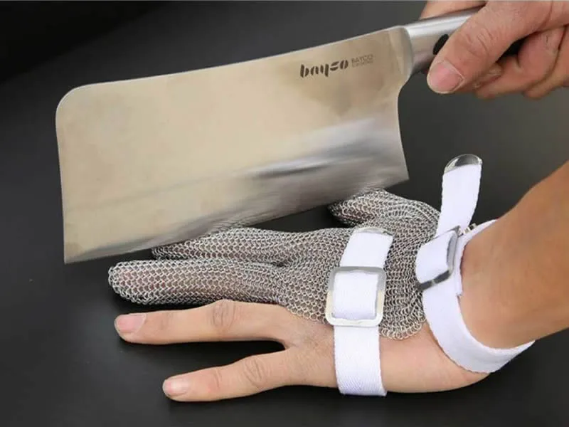 Three-fingers stainless steel mesh gloves with two flexible wrist straps have a high anti-cutting feature for your thumbs, forefingers and middle fingers.