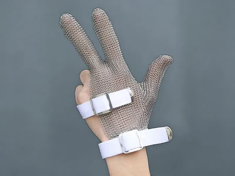 Three-fingers short stainless steel mesh gloves can protect your thumbs, forefingers and middle fingers from being hurt.
