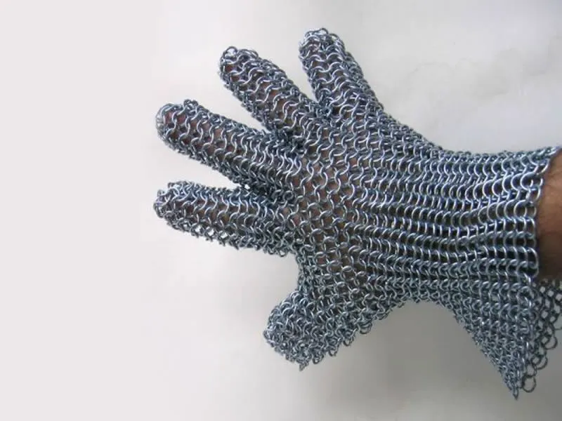 Five-fingers stainless steel mesh gloves with short sleeves have high rust resistance and wrist protection performance. 